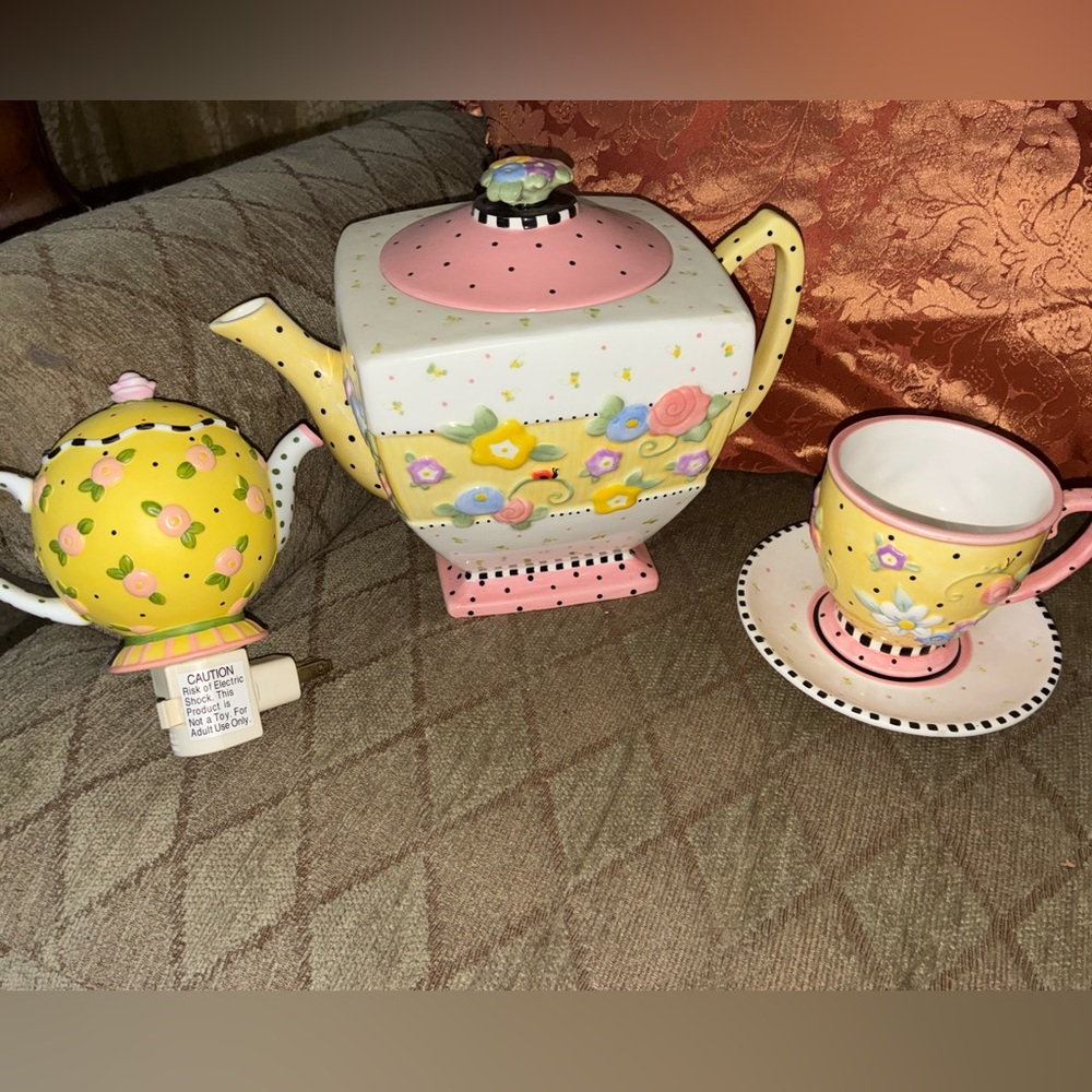 TEAPOT Mary Engelbreit ME Ink Michel  Company Ceramic cup saucer nightlight Set